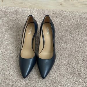 Michael Kors Navy pump